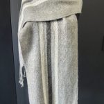 bufanda gris con quisado
