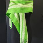 bufanda lisa verde limon con franjas blancas